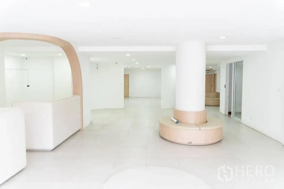 家庭办公室 for rent in Prawet, Bangkok - 开放式大堂，弧形装饰与中央圆形座椅。
