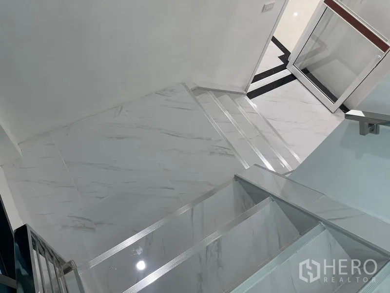 带办公室的家 出租或出售在Wang Thonglang, Bangkok - 室内明亮的石材楼梯与不锈钢扶手