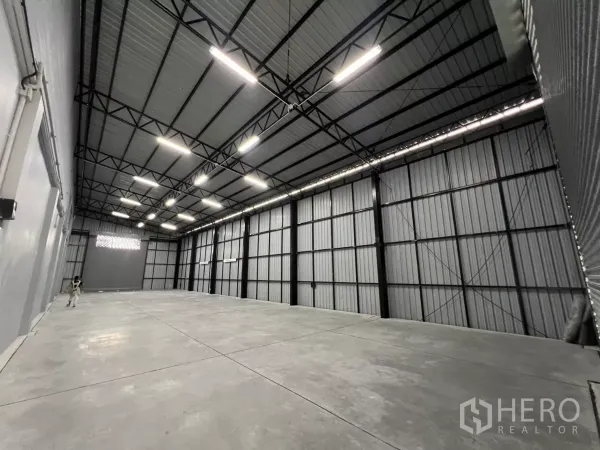 Warehouse for rent in Yan Nawa, Bangkok - Open-plan warehouse space showing tall cladded walls and a ventilated window panel.