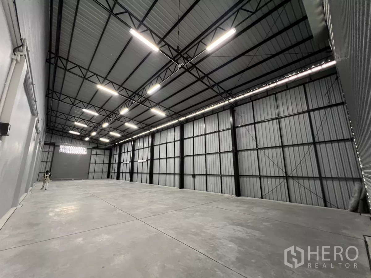 Warehouse for rent in Yan Nawa, Bangkok - Open-plan warehouse space showing tall cladded walls and a ventilated window panel.