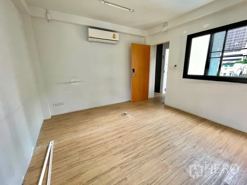 店屋 出租在Pathum Wan, Bangkok - 空调开放房间，木纹地板与窗户，适合二次装修。