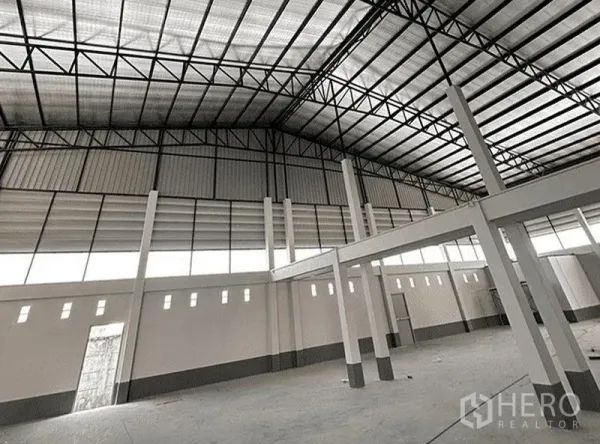货栈 出租在Bang Pakong, Chachoengsao - 仓库内部空间开阔，钢结构挑高屋顶，侧窗采光良好，混凝土地面平整。