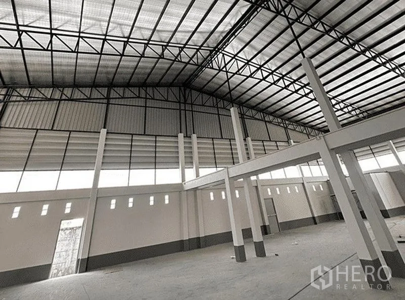 货栈 出租在Bang Pakong, Chachoengsao - 仓库内部空间开阔，钢结构挑高屋顶，侧窗采光良好，混凝土地面平整。