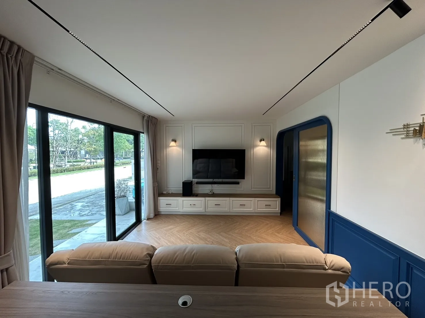 Detached House for rent in Bang Phli, Samut Prakan - Living area with wide sliding doors and built-in TV console.