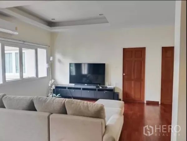 บ้าน ให้เช่าในHuai Khwang, Bangkok - โซนนั่งเล่นพร้อมโซฟาเข้ามุมหันสู่ทีวีจอแบน
