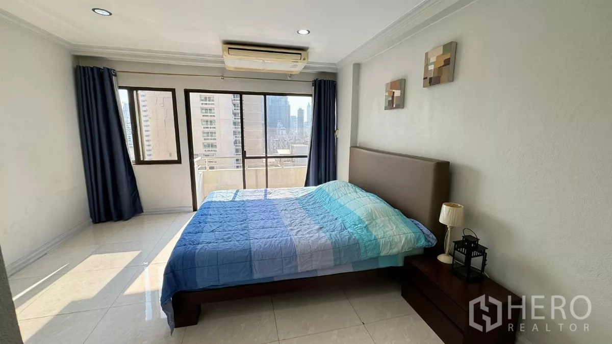 公寓 出租在Khlong Toei, Bangkok - 卧室内床旁推拉门连接阳台