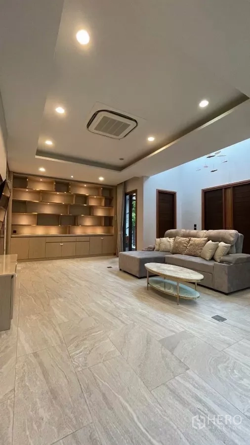 บ้าน ให้เช่าในPrawet, Bangkok - ห้องนั่งเล่นสว่าง ตู้บิวท์อินพร้อมไฟ โซฟาและฝ้าหลุม