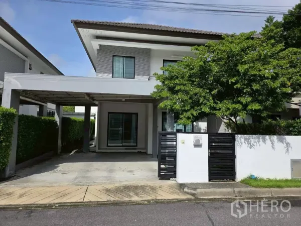 บ้าน ให้เช่าหรือขายในSamut Prakan - บ้านเดี่ยวสองชั้นสไตล์โมเดิร์น พร้อมที่จอดรถมีหลังคาและประตูรั้วในบางพลี สมุทรปราการ
