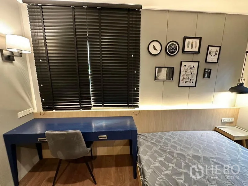 บ้าน ให้เช่าในBang Phli, Samut Prakan - ห้องนอนรองพร้อมโต๊ะทำงาน โคมไฟหัวเตียง ของตกแต่งผนัง และบลายด์สีดำ