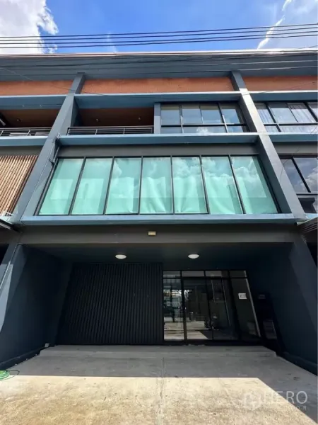 ทาวน์เฮาส์ ให้เช่าในPak Kret, Nonthaburi - หน้าทาวน์เฮาส์ 3 ชั้นสไตล์โมเดิร์น กระจกเต็มหน้ากว้าง พร้อมที่จอดรถในร่ม