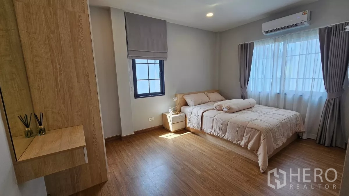 独立式住宅 出租或出售在Bang Phli, Samut Prakan - 次卧配双人床、木地板、窗户与内置梳妆台。