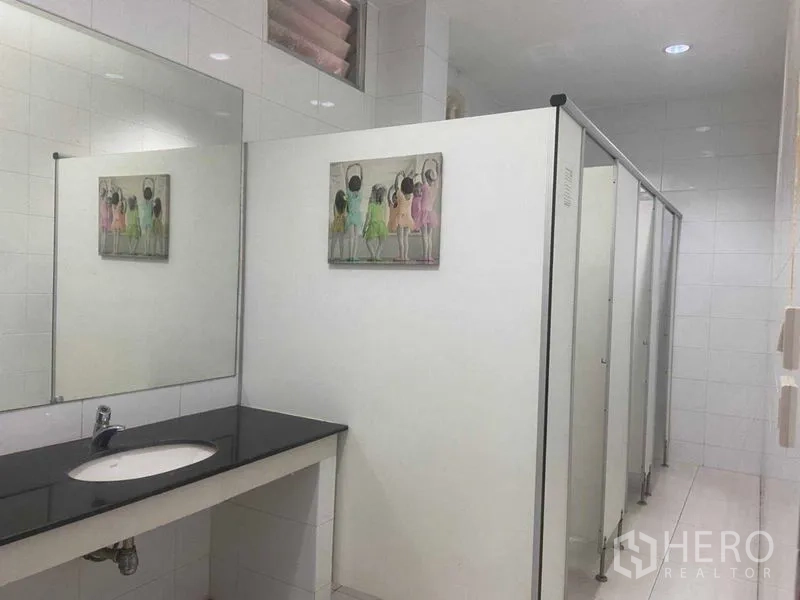 สำนักงาน ให้เช่าในSaphan Sung, Bangkok - ห้องน้ำรวมมีหลายห้อง พร้อมเคาน์เตอร์อ่างล้างหน้ายาวและกระจก