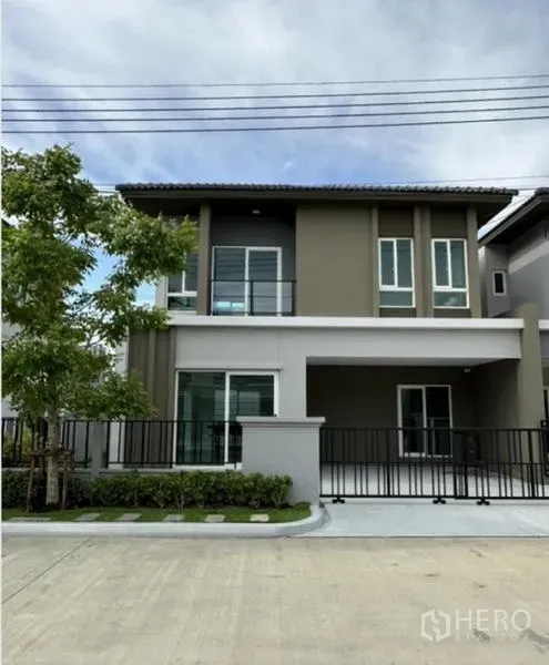 ทาวน์เฮาส์ ให้เช่าในBang Phli, Samut Prakan - หน้าอาคารทาวน์เฮ้าส์สองชั้นพร้อมที่จอดรถและระเบียง ในโครงการแกรนด์ พลีโน่ เมกาบางนา บางพลี