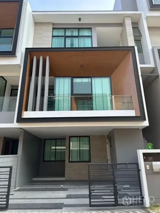 联排别墅 出售在Saphan Sung, Bangkok - 面向街景的联排别墅外立面，带车位与阳台。