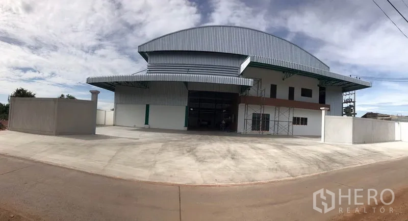 Factory for rent or sale in Mueang Samut Sakhon, Samut Sakhon - Panoramic frontage showing the factory and large concrete yard behind boundary walls.