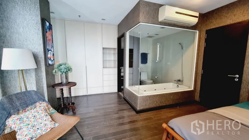 公寓 出售在Watthana, Bangkok - 主卧带玻璃隔断卫浴，设浴缸及嵌入式衣柜。