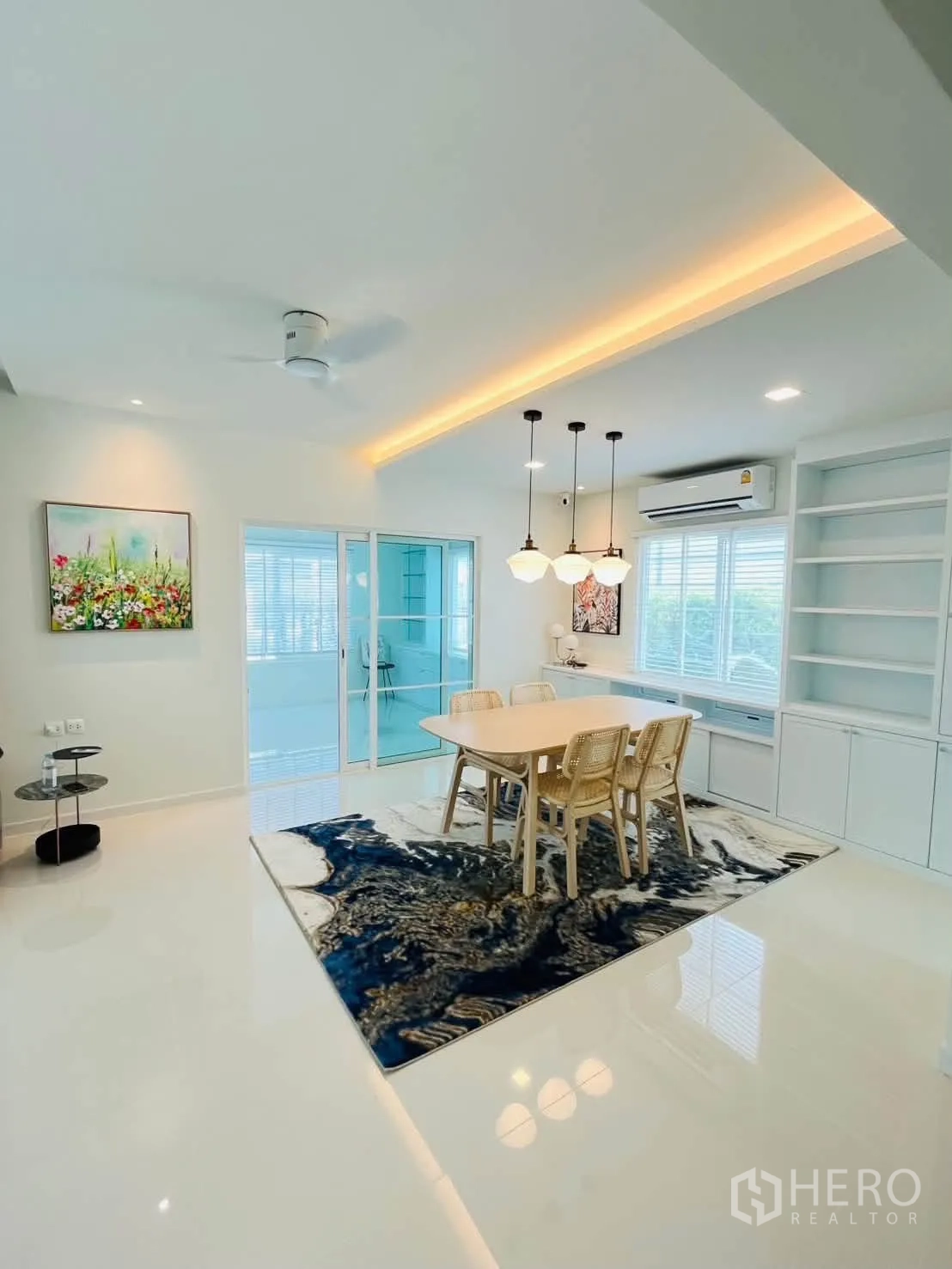 บ้านเดี่ยว for rent in Bang Phli, Samut Prakan - พื้นที่รับประทานอาหาร โคมไฟห้อย พรม และประตูกระจกสไลด์สู่ห้องกระจก