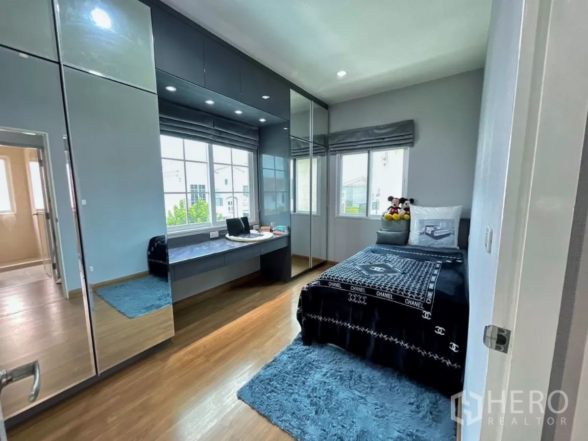 Detached House for rent in Bang Khen, Bangkok - Third bedroom with long built‑in study desk, large windows and storage.