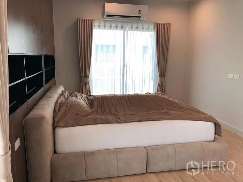 บ้าน ขายในBang Sao Thong, Samut Prakan - ห้องนอนกว้างพร้อมเครื่องปรับอากาศและประตูกระจกบานเลื่อนไปยังระเบียงหน้าต่าง