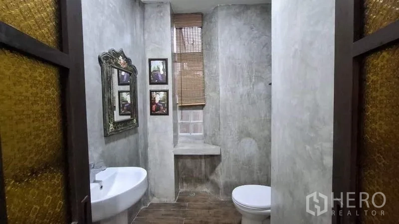 联排别墅 出租或出售在Chatuchak, Bangkok - 现代卫浴，水泥质感墙面、洗手盆与坐便器