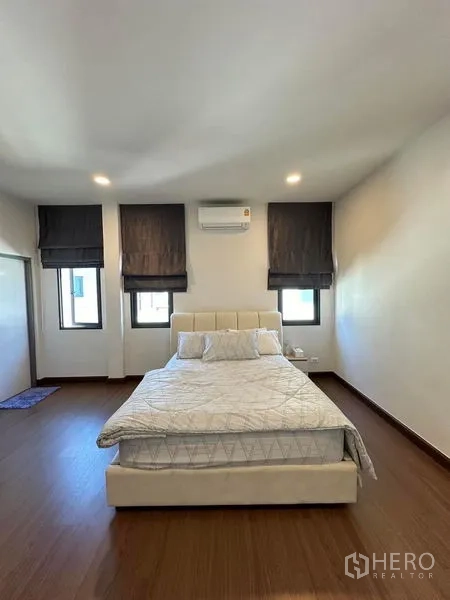 Detached House for rent in Bang Phli, Samut Prakan - Secondary bedroom with double bed, air-conditioner and matching blinds.