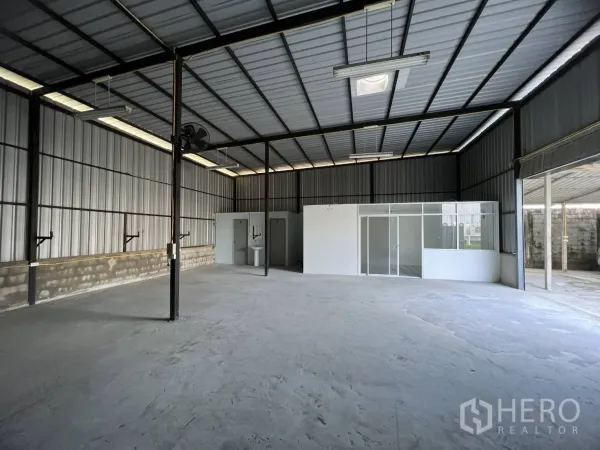 Warehouse for rent in Lat Krabang, Bangkok - Spacious warehouse interior with high steel roof, concrete floor, glass office and restrooms.