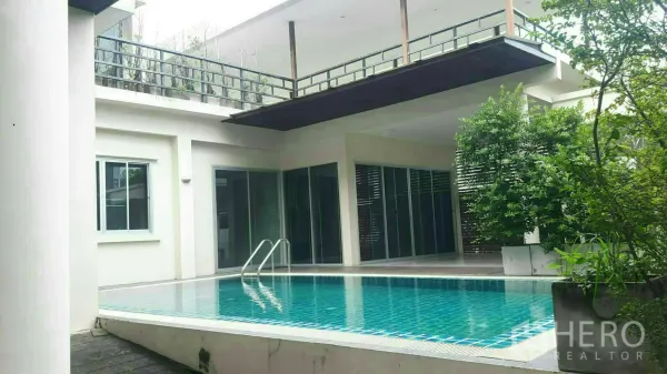 独立式住宅 出租或出售在Prawet, Bangkok - 庭院视角的矩形泳池，带扶梯、上层露台与绿植
