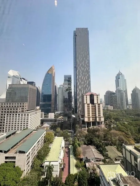 公寓 出租 - 公寓窗外的高楼与公园景致一览无遗。