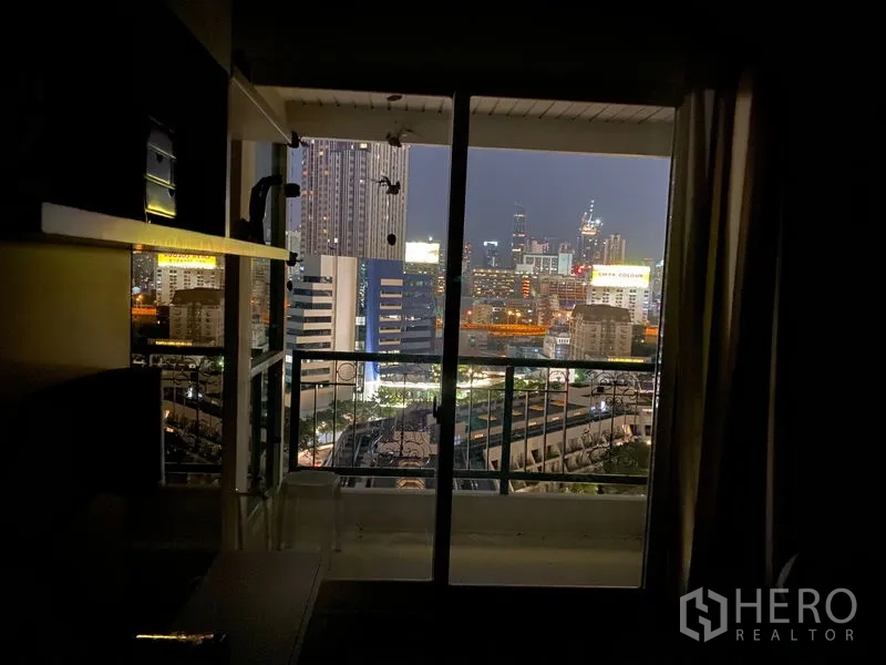 คอนโด ขายในPathum Wan, Bangkok - ระเบียงมองเห็นวิวเมืองยามค่ำคืนและตึกโดยรอบ