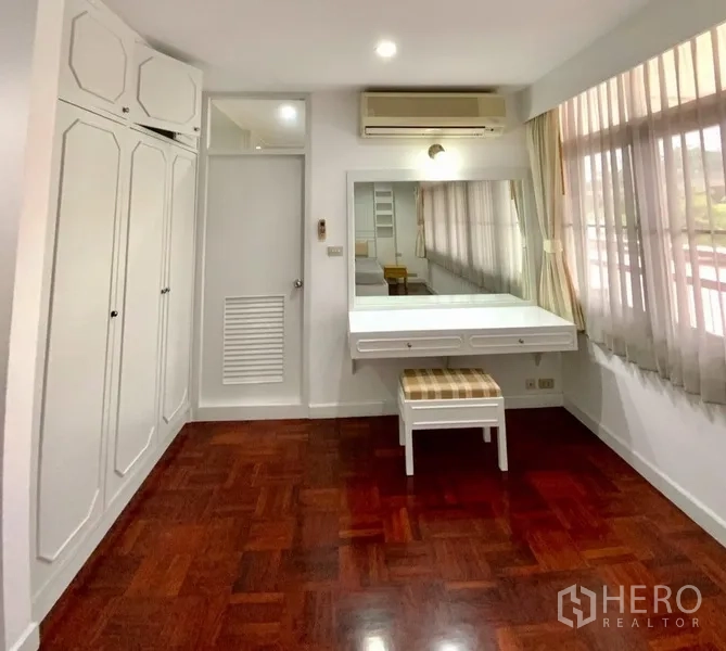 คอนโด ให้เช่าในWatthana, Bangkok - ห้องนอนอบอุ่นพร้อมแอร์ ตู้เสื้อผ้าบิลต์อิน และโต๊ะเครื่องแป้ง
