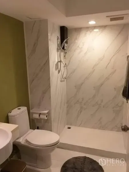 公寓 出租在Watthana, Bangkok - 现代浴室，步入式淋浴与大理石纹墙面和座厕。
