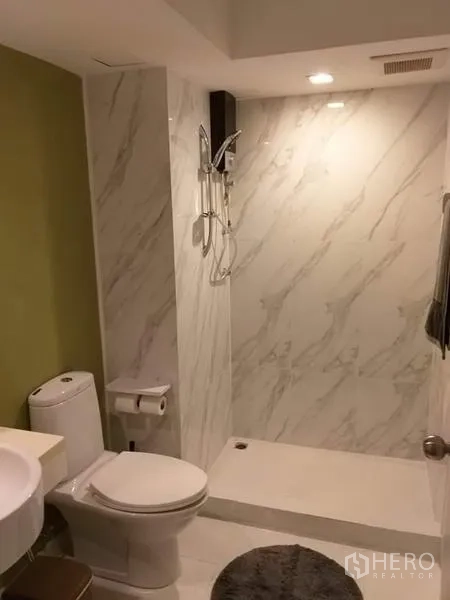 公寓 出租在Watthana, Bangkok - 现代浴室，步入式淋浴与大理石纹墙面和座厕。
