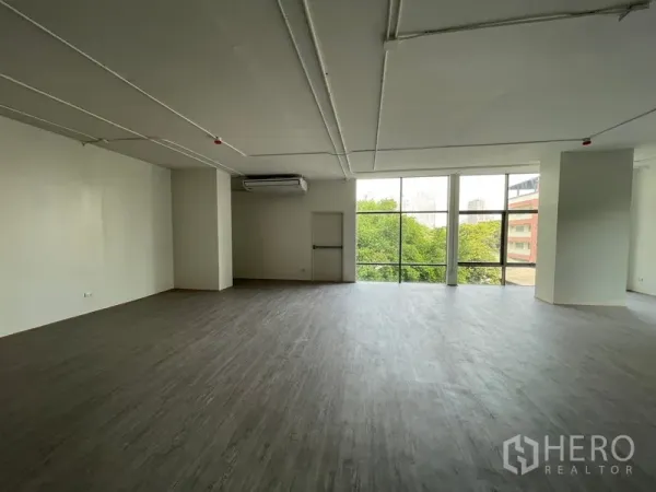 办公空间 出租在Bang Rak, Bangkok - 宽敞工作区，大片玻璃墙、乙烯基地板与中心立柱。