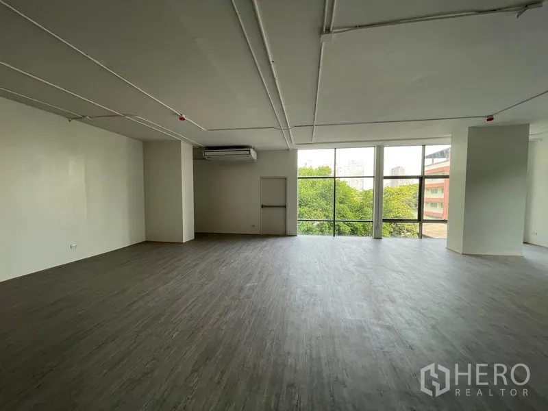 办公空间 出租在Bang Rak, Bangkok - 宽敞工作区，大片玻璃墙、乙烯基地板与中心立柱。
