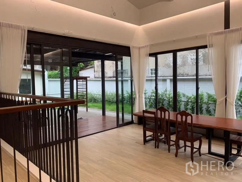 独立式住宅 出租在Ratchathewi, Bangkok - 采光充足的客餐厅，落地推拉门通向露台与花园。