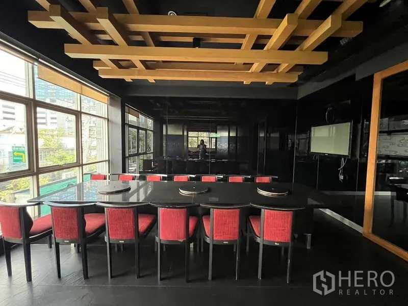 อาคารพาณิชย์ ให้เช่าหรือขายในKhlong Toei, Bangkok - ห้องประชุม/รับประทานอาหาร พร้อมฝ้าไม้ลวดลายกริด