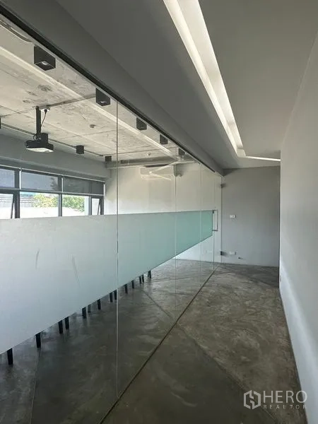 带办公室的家 出租或出售在Prawet, Bangkok - 玻璃墙会议室，吊顶轨道灯与投影设备。