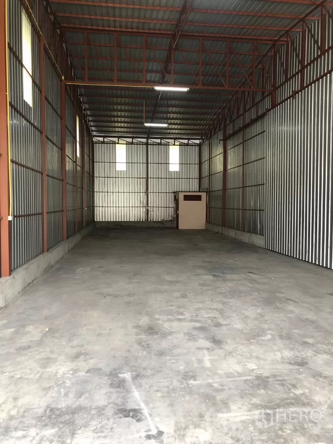 Warehouse for rent in Bueng Kum, Bangkok - Clear-span storage bay with metal cladding, LED lighting and smooth concrete flooring.