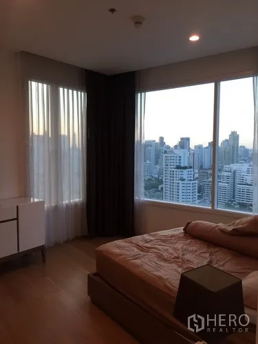 คอนโด ให้เช่าในWatthana, Bangkok - ห้องนอนหลักเตียงคู่ หน้าต่างกว้างและวิวเมืองสุดสายตา