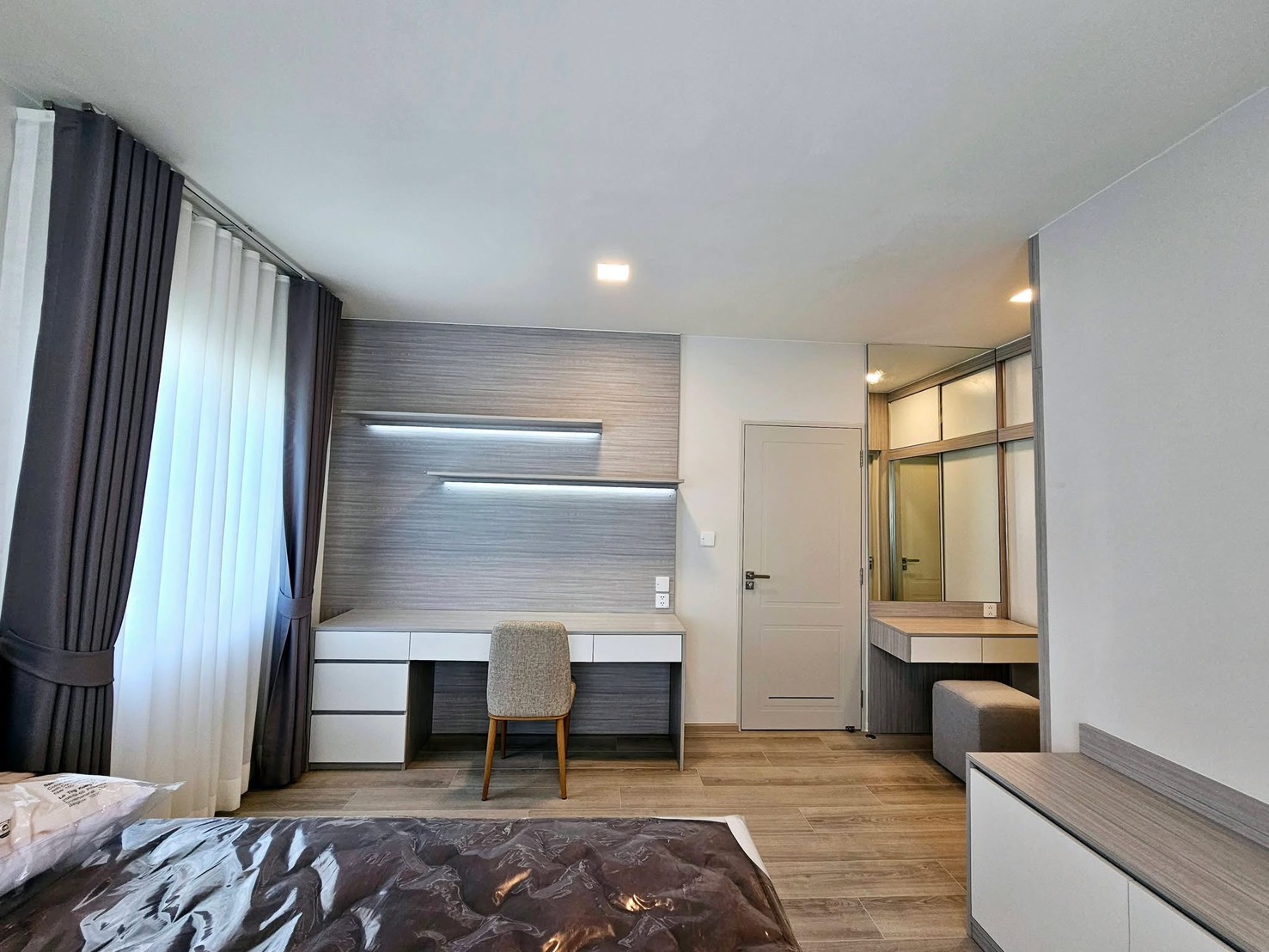 บ้าน ให้เช่าในBang Phli, Samut Prakan - มุมห้องนอน ชั้นวางไฟซ่อน โต๊ะทำงาน และผ้าม่านสูงจรดเพดาน