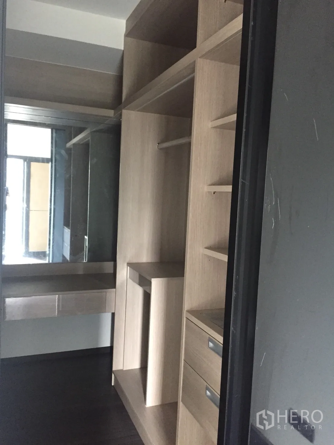 Condominium for sale in Din Daeng, Bangkok - Built-in walk-in closet with shelving, drawers and a dressing mirror providing ample storage.