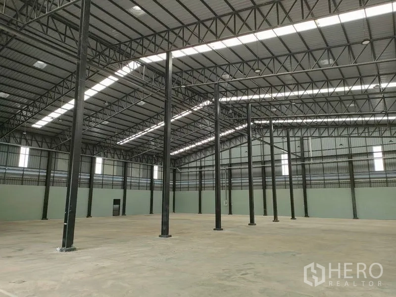 โรงงาน ให้เช่าในBan Phaeo, Samut Sakhon - โกดังสูงโปร่ง เสาเหล็กและสกายไลท์