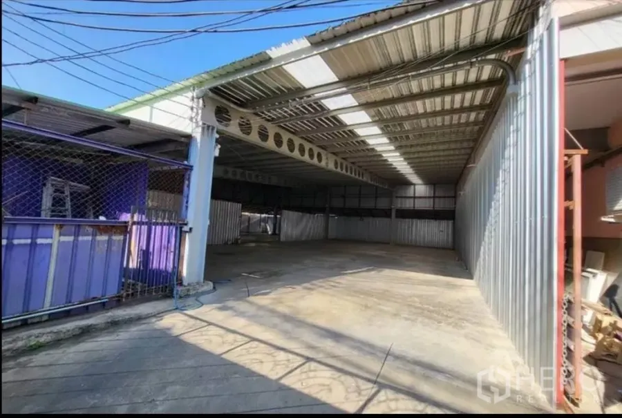 คลังสินค้า ให้เช่าในDin Daeng, Bangkok - ทางเข้าโกดังแบบคลุมหลังคา พื้นคอนกรีตและช่องเปิดกว้าง