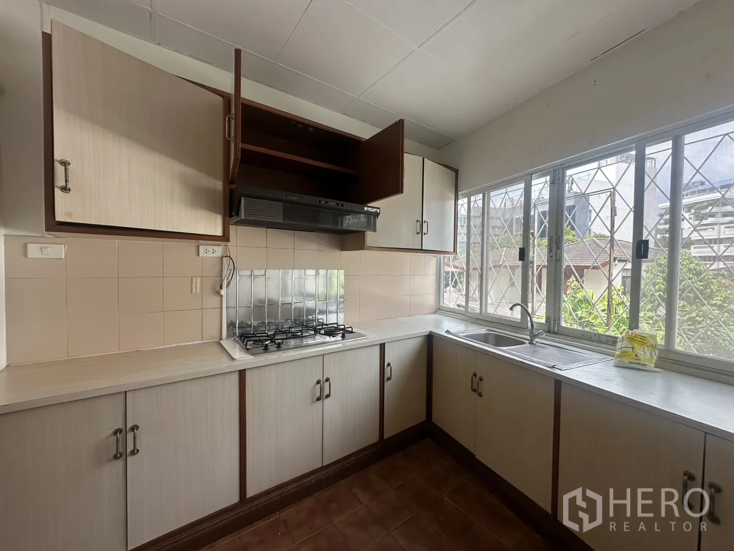 โฮมออฟฟิศ for rent in Watthana, Bangkok - ครัวมุมพร้อมเครื่องดูดควัน อ่างล้าง และที่เก็บของ.