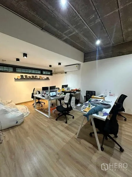 带办公室的家 出租在Wang Thonglang, Bangkok - 办公区配办公桌椅，木地板与裸露天花