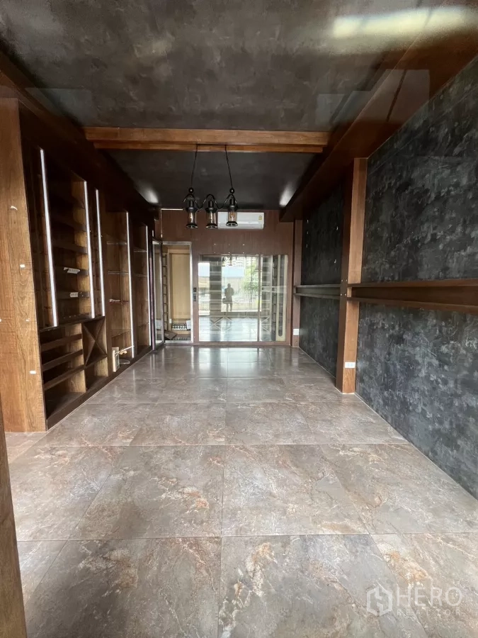 零售空间 出租 - 精品店风格内饰，展示架与通向前露台的玻璃隔断。
