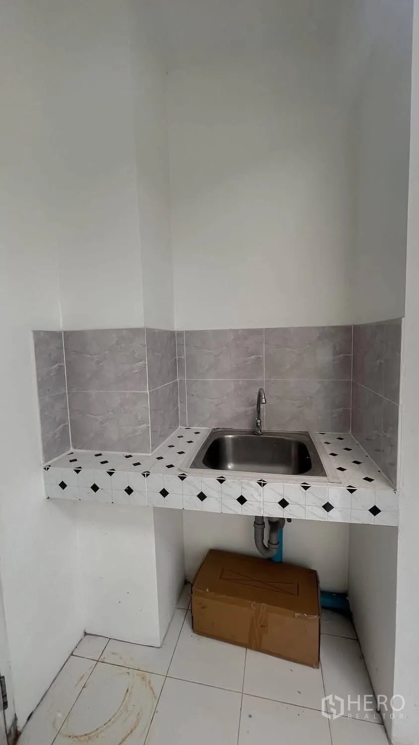 บ้านเดี่ยว for rent or sale in Saphan Sung, Bangkok - มุมซักล้างขนาดกะทัดรัดพร้อมเคาน์เตอร์กระเบื้องและอ่างสแตนเลส.