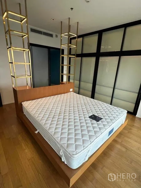 คอนโด ให้เช่าในWatthana, Bangkok - ห้องนอนดีไซน์หัวเตียงเป็นโต๊ะทำงาน มีกรอบโลหะสีทอง