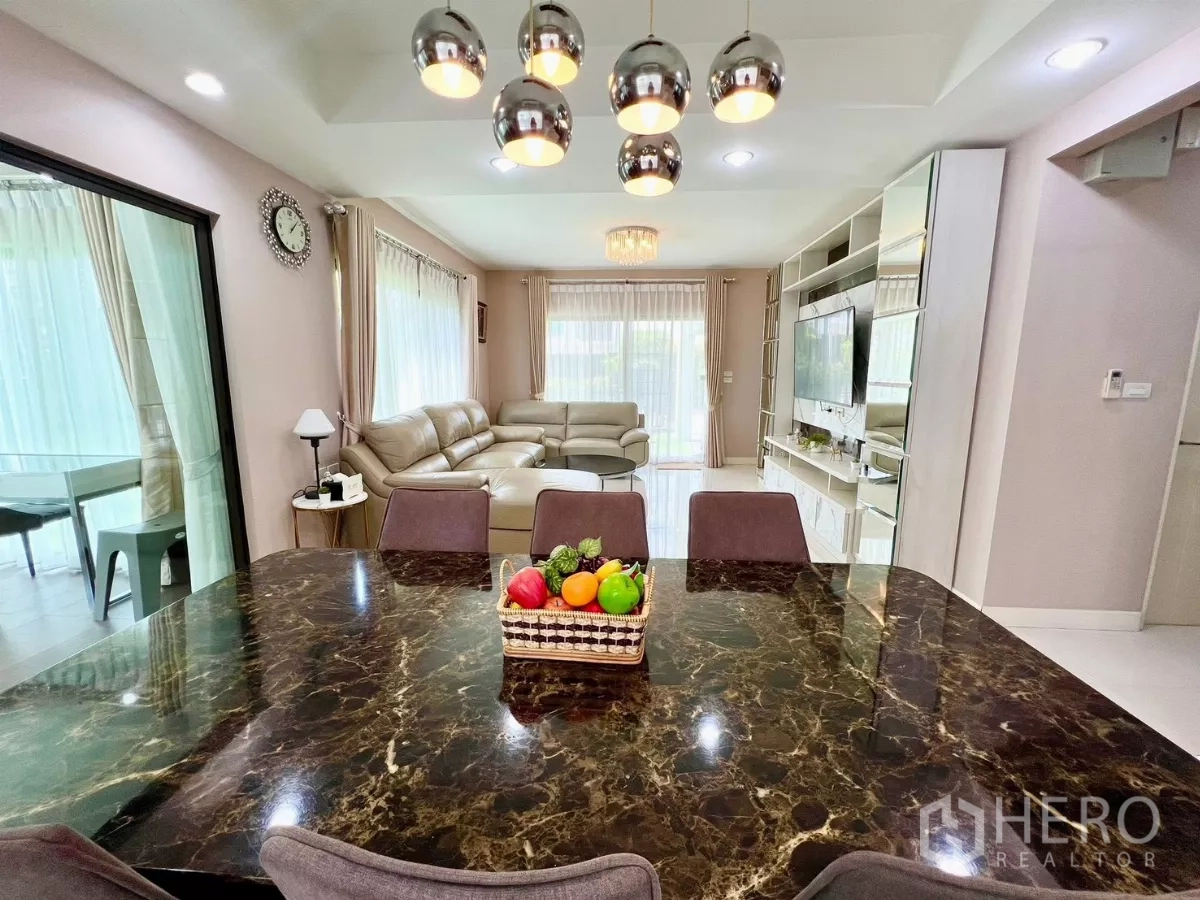 บ้าน ให้เช่าหรือขายในBang Phli, Samut Prakan - มุมมองจากโต๊ะอาหารสู่ห้องนั่งเล่น โต๊ะหินอ่อนและชั้นวางทีวีบิลท์อิน.