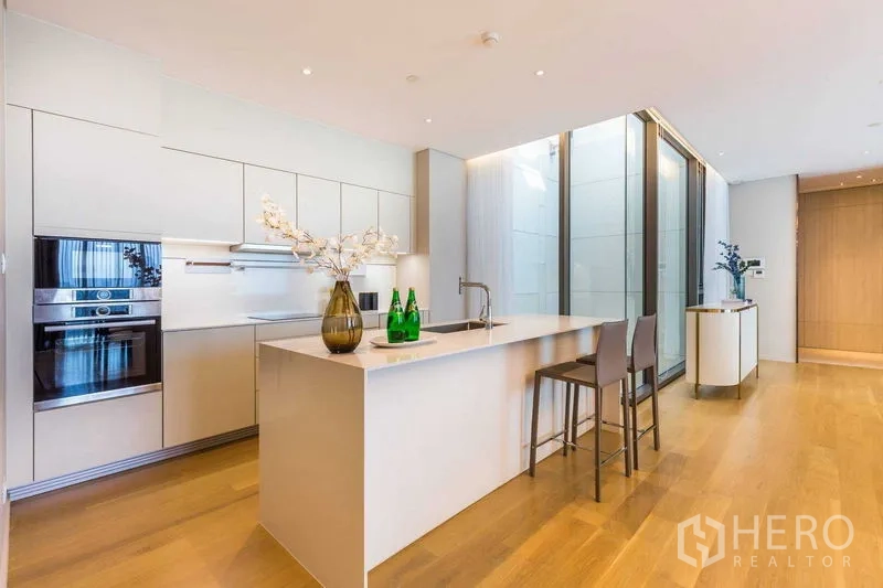 Condominium for sale in Pathum Wan, Bangkok - Modern kitchen with island, built-in appliances and light wood flooring